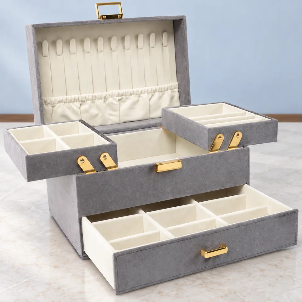 Dajasan — coffret gris à plateau déployable de Dajasan, mise en situation dans un décor de pierre perle claire et de bleu ardoise pâle
