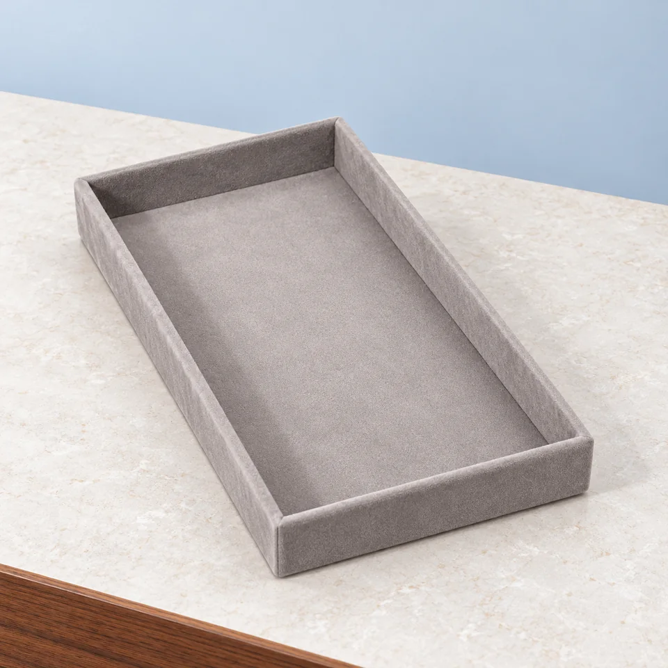 Frebeauty — six plateaux modulaires de Frebeauty, mise en situation dans un décor de pierre perle claire et de bleu ardoise pâle — Détail du plateau ouvert ; le lot annoncé comprend six plateaux.