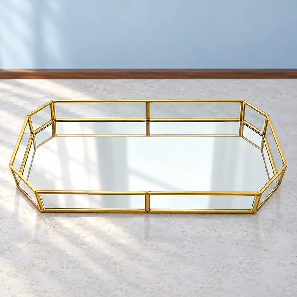 Hggzeg — plateau polygonal miroir de Hggzeg, mise en situation dans un décor de pierre perle claire et de bleu ardoise pâle