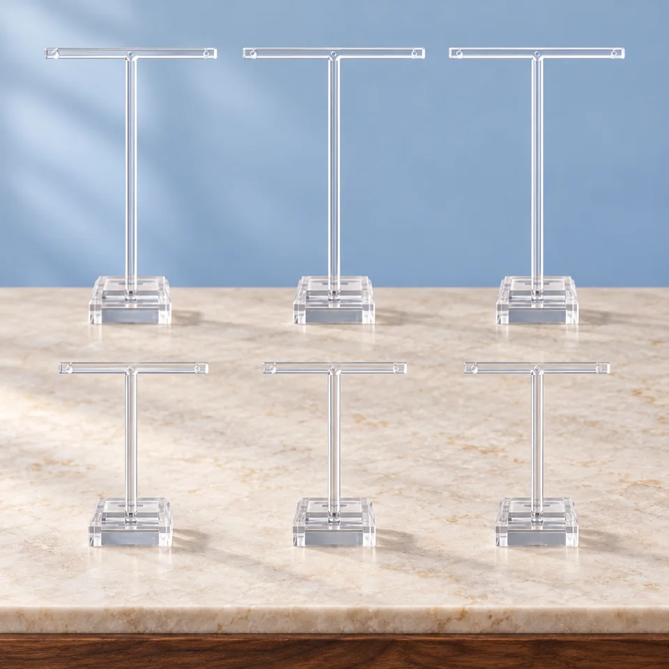 Lot de six supports transparents en T de Jeffdad, mise en situation dans un décor de pierre perle claire et de bleu ardoise pâle
