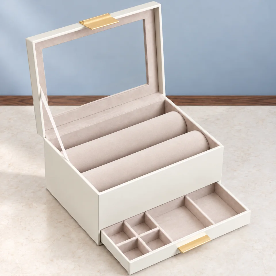 Lolalet — coffret à rouleaux et tiroir de Lolalet, mise en situation dans un décor de pierre perle claire et de bleu ardoise pâle