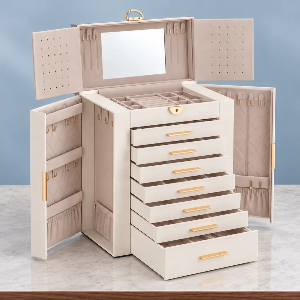 Lolalet — organiseur à huit étages et miroir de Lolalet, mise en situation dans un décor de pierre perle claire et de bleu ardoise pâle