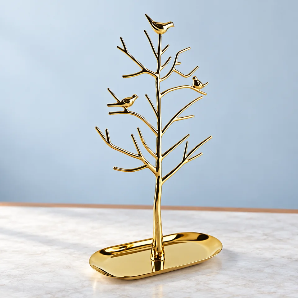 Arbre à bijoux avec oiseaux et plateau de MORE&LESS, mise en situation dans un décor de pierre perle claire et de bleu ardoise pâle