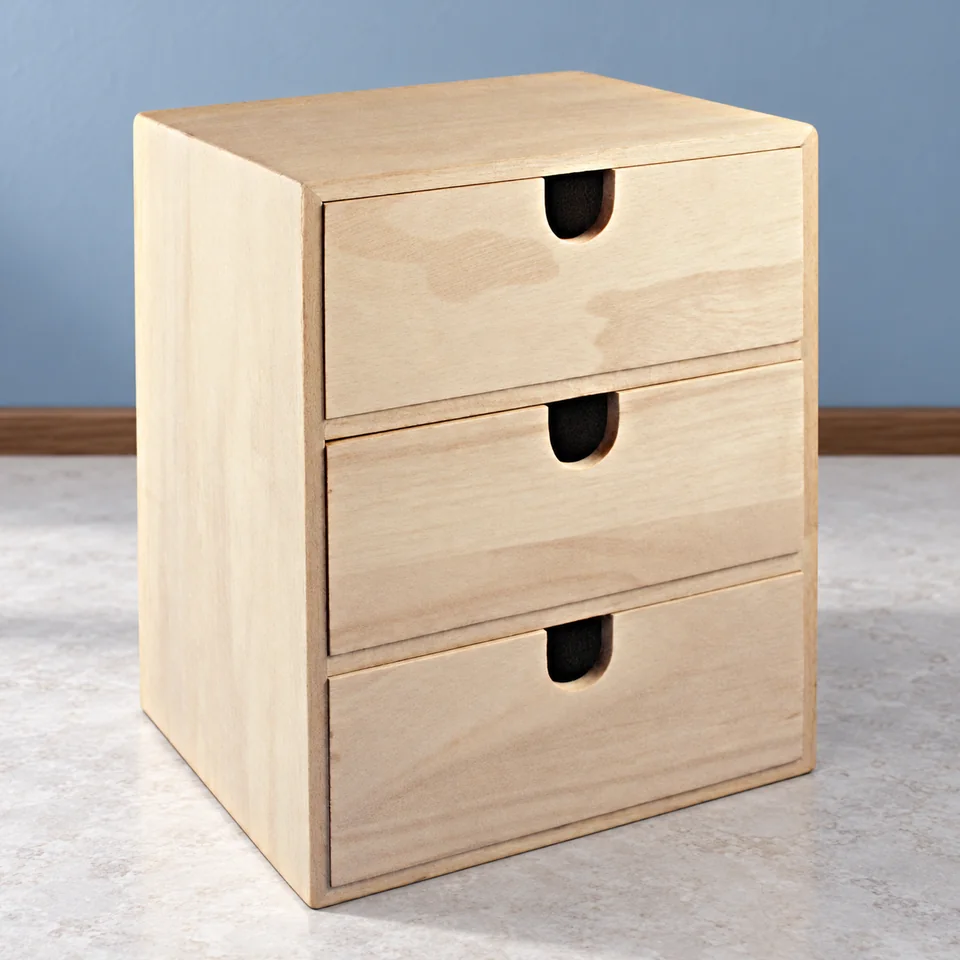 Rayher — petite commode en bois à trois tiroirs de Rayher, mise en situation dans un décor de pierre perle claire et de bleu ardoise pâle