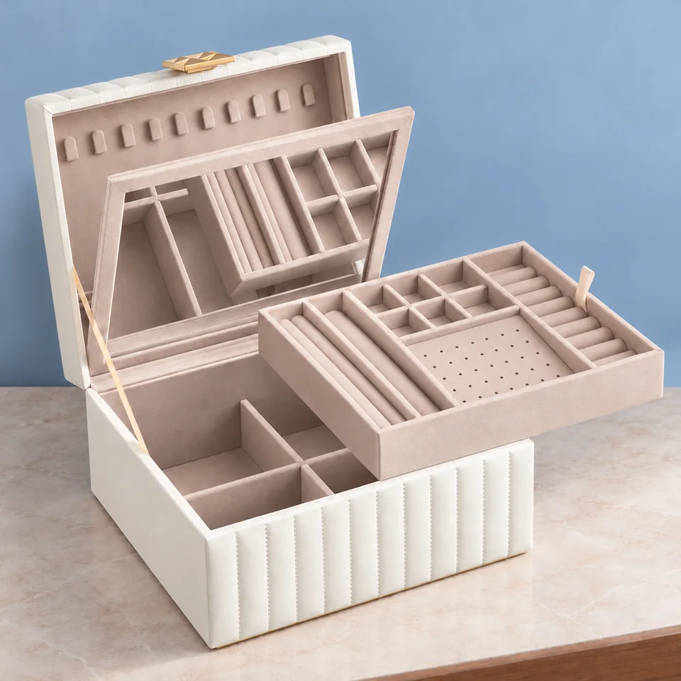SONGMICS HOME — Anah blanc nuage à deux étages de SONGMICS HOME, mise en situation dans un décor de pierre perle claire et de bleu ardoise pâle — Vue éclatée du plateau amovible et du miroir ; le plateau se replace dans le coffret en usage.