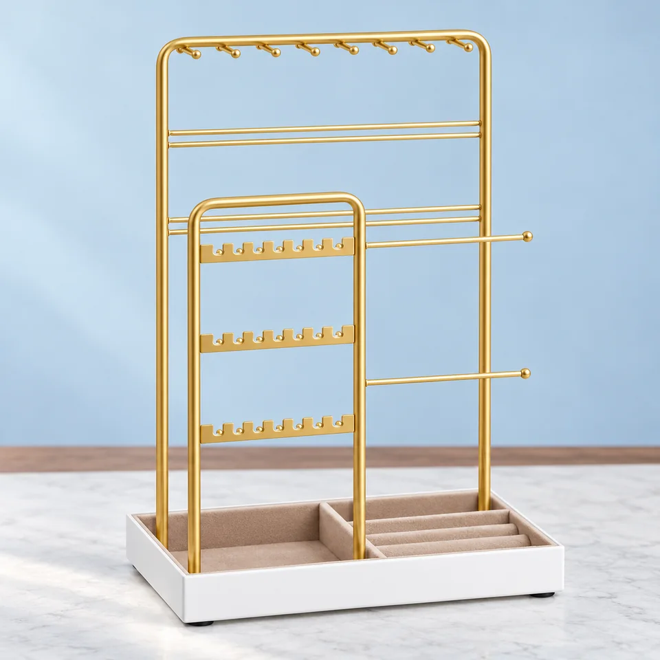 Porte-bijoux CAELEY à double support de SONGMICS, mise en situation dans un décor de pierre perle claire et de bleu ardoise pâle