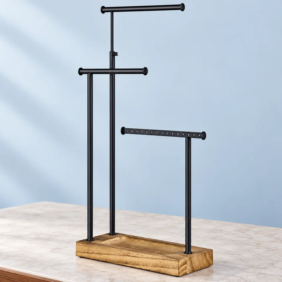 Porte-bijoux à trois barres pivotantes de SRIWATANA, mise en situation dans un décor de pierre perle claire et de bleu ardoise pâle