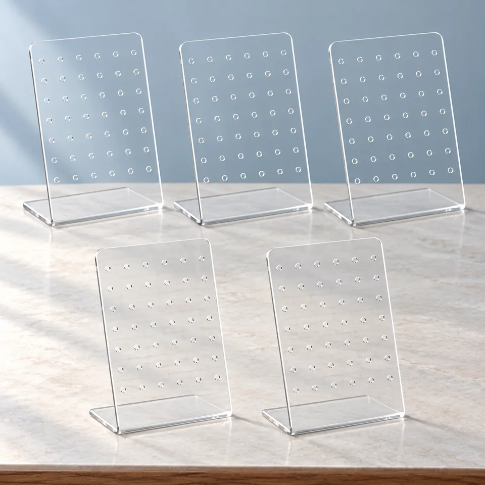 Lot de cinq présentoirs transparents en L de TVNYOUJIA, mise en situation dans un décor de pierre perle claire et de bleu ardoise pâle