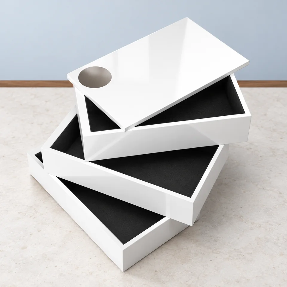 Umbra — Spindle blanc à trois plateaux de Umbra, mise en situation dans un décor de pierre perle claire et de bleu ardoise pâle