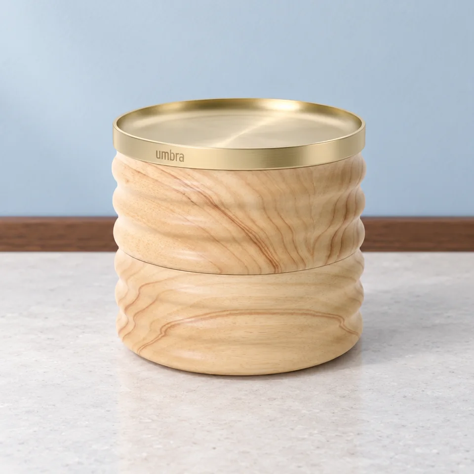 Umbra — Tesora en bois à deux niveaux de Umbra, mise en situation dans un décor de pierre perle claire et de bleu ardoise pâle
