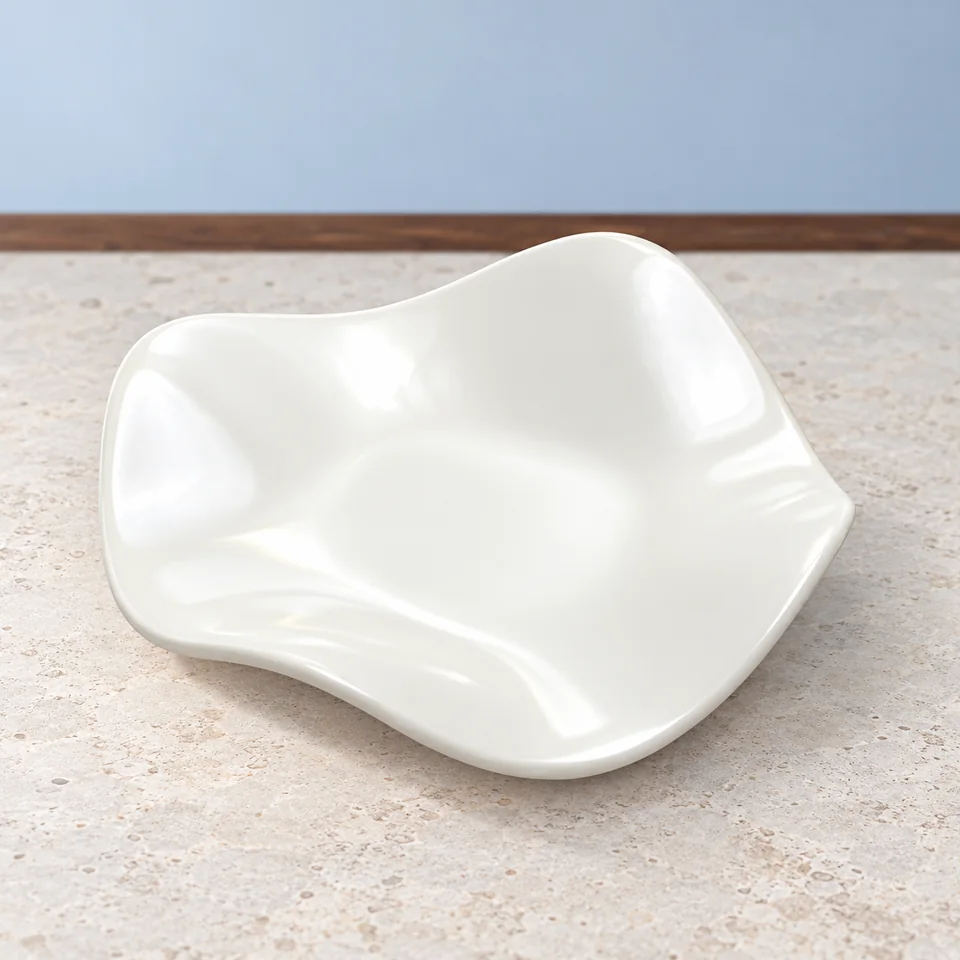 VOSSOT — coupelle fleur blanche de VOSSOT, mise en situation dans un décor de pierre perle claire et de bleu ardoise pâle